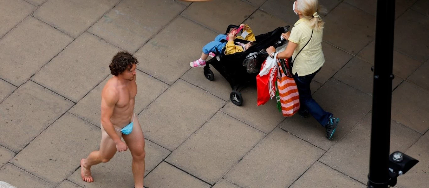 Άνδρας περπατούσε γυμνός στην Όξφορντ Στριτ και κάλυψε τα γεννητικά του όργανα με μία... μάσκα (βίντεο)